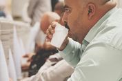 8 Adab Minum Air Zamzam yang Dianjurkan Ulama, dari Menghadap Kiblat hingga Membaca Hamdalah