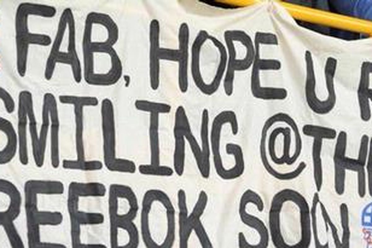 Sebuah spanduk dibentangkan suporter Bolton Wanderers di Stadion Reebok untuk memberikan dukungan kepada Fabrice Muamba yang terkenal dengan senyum manisnya.