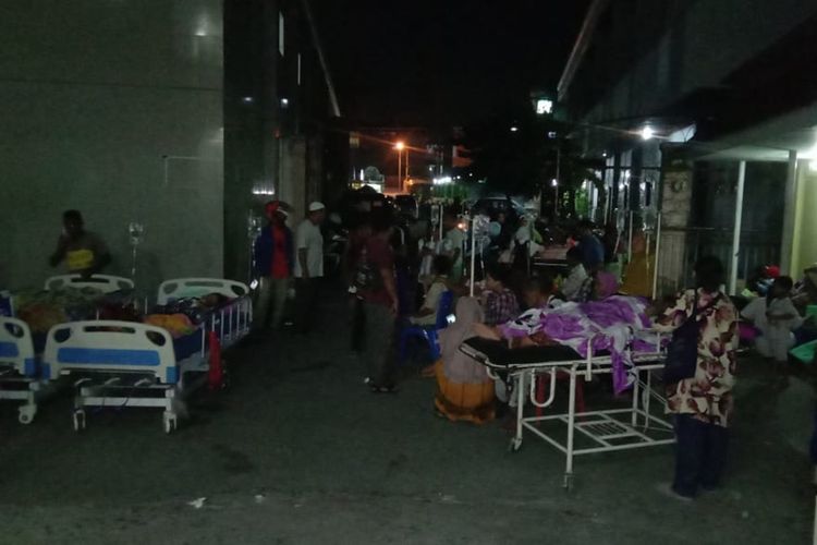 Pasien di rumah sakit umum Al Fatah Ambon dikeluarkan dari ruang perawatan ke halaman rumah sakit saat gempa 5,1 magnitudo mengguncnag Ambon, Selasa malam (12/11/2019)