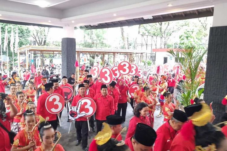 Suasana pawai pendaftaran bacaleg PDI-P di depan kantor KPU Jateng, Kamis (11/5/2023).