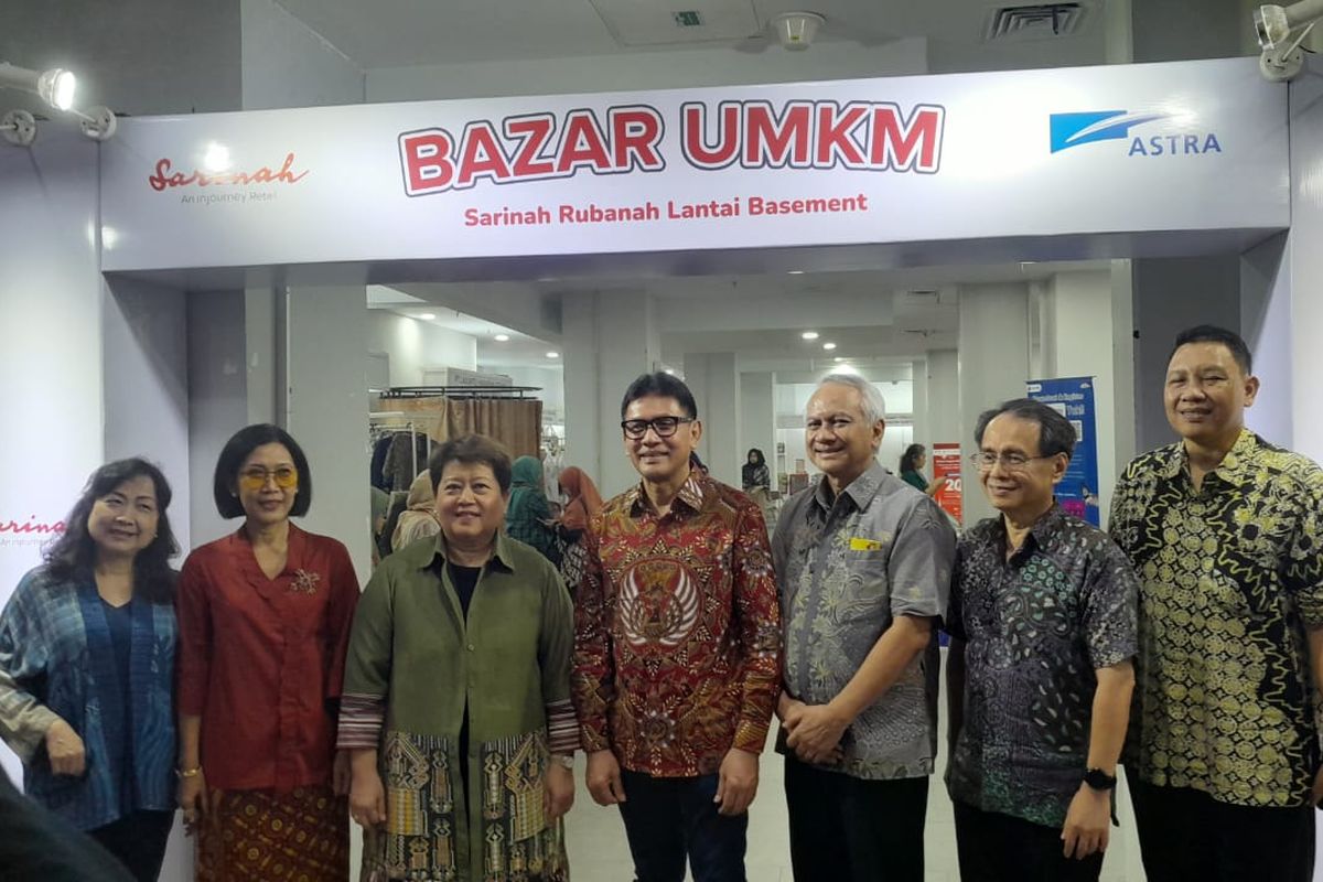 Foto Bersama Bazar UMKM Sarinah X Astra