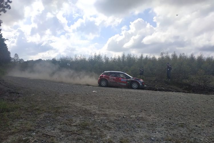 Mobil Citroen C3 R5 yang dikemudikan Sean Gelael pada ajang Danau Toba Rally 2019 di kawasan Aek Nauli, Jumat (22/11/2019).