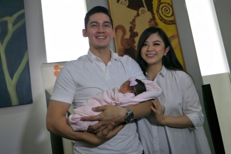 Samuel Zylgwyn dan Franda menggendong anak pertama mereka di Rumah sakit Ibu dan Anak Kemang Medical Care, Kemang, Jakarta Selatan, Rabu (2/5/2018).