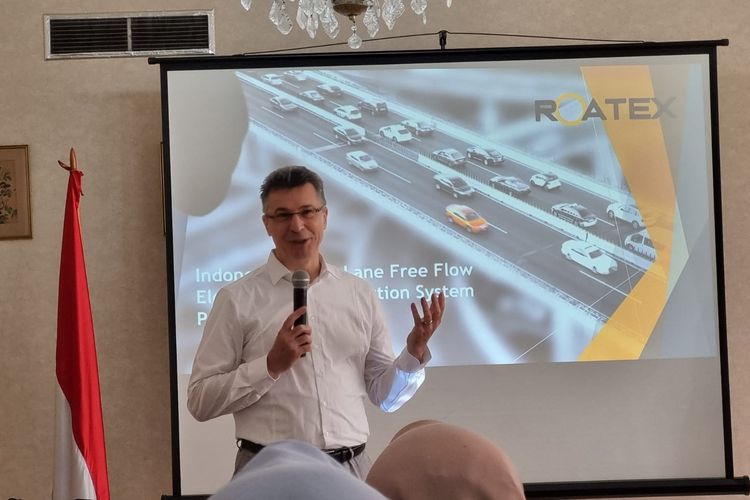 Direktur Utama PT Roatex Indonesia Toll System (RITS) Attila Keszeg saat media luncheon meeting di Gedung Kedubes Hungaria, Jakarta, Kamis (15/6/2023).