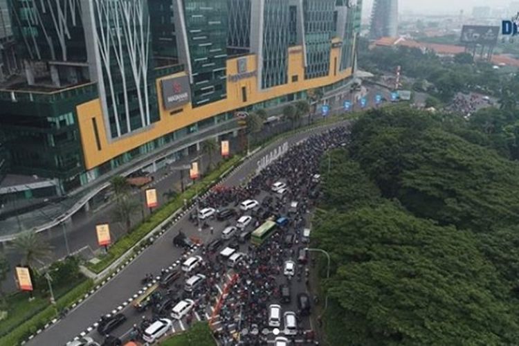 Pemeriksaan ketat terkait Pembatasan Sosial Berskala Besar (PSBB) di pintu masuk Surabaya dari arah Sidoarjo, tepatnya Bundaran Waru, membuat kendaraan menumpuk hingga terjadi kemacetan panjang, Selasa (28/4/2020).