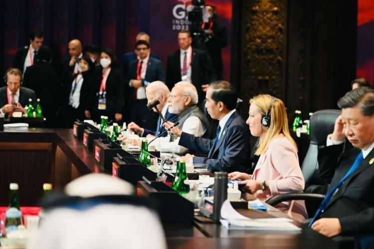 Presiden Joko Widodo duduk berdekatan dengan Presiden Amerika Serikat (AS) Joe Biden, Perdana Menteri (PM) India Narendra Modi, PM Italia Giorgia Meloni dan Presiden China Xi Jinping saat sesi pertama KTT G20 di Candi Ballroom The Apurva Kempinski, Selasa (15/11/2022)..