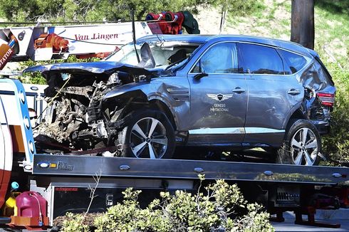 US golfer Tiger Woods in Hospital After Car Crash