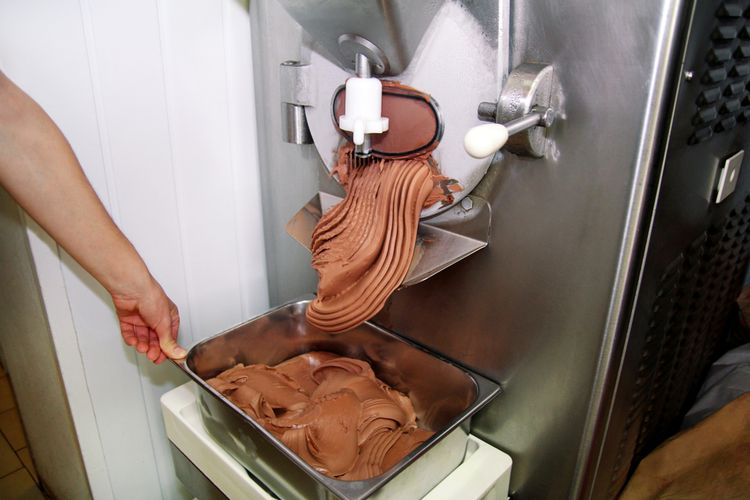 Ilustrasi proses membuat gelato cokelat. 