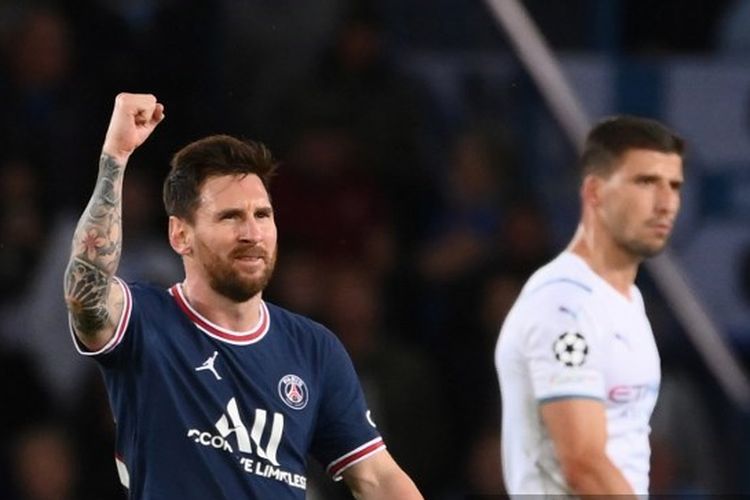 Lionel Messi (kiri) merayakan golnya pada laga kedua Grup A Liga Champions yang mempertemukan PSG vs Man City di Stadion Parc des Princes pada Rabu (29/9/2021) dini hari WIB.