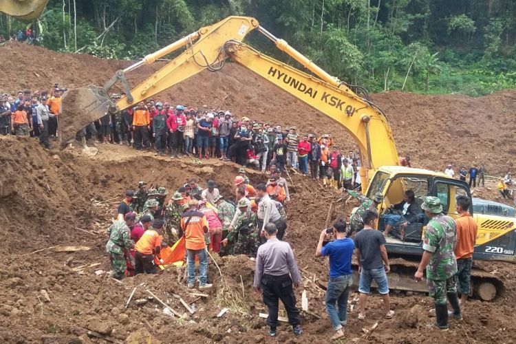 Jasad Iwan Danang Suwandi, warga Desa Banaran, Kecamatan Pulung, Kabupaten Ponorogo dievakuasi dari lokasi bencana tanah longsor, Minggu (2/4/2017) siang.