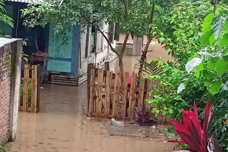 Tampak permukiman warga terendam banjir di Dompu, NTB, Senin (13/2/2023).