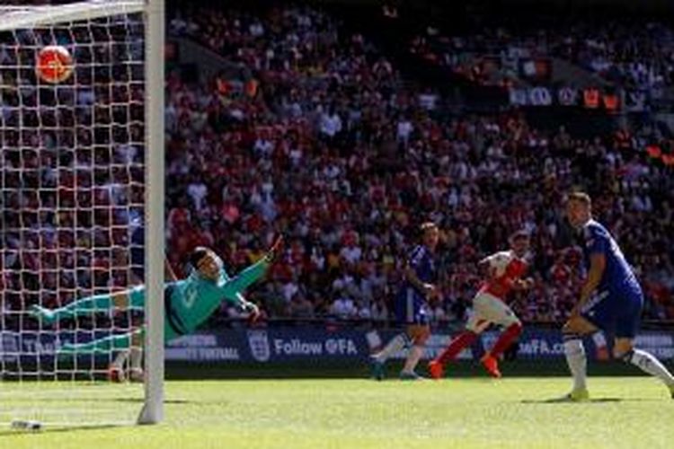 Gelandang Arsenal, Alex Oxlade-Chamberlain, mencetak gol ke gawang Arsenal, pada pertandingan Community Shield, di Stadion Wembley, Minggu (2/8/2015). 