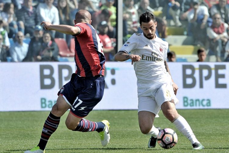 Gelandang AC Milan, Suso, coba mengelabui lawan saat melawan Crotone pada partai lanjutan Serie A - kasta teratas Serie A - di Stadion Ezio Scida, Minggu (30/4/2017).