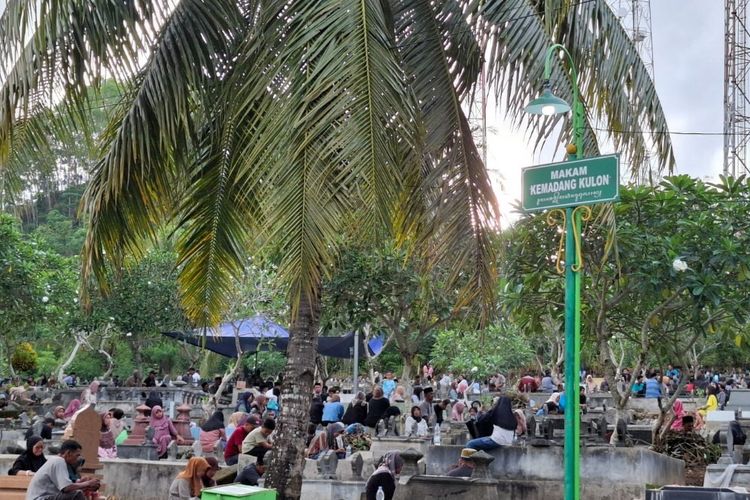 Malam Nisfu Syaban, Ribuan Warga Kemadang Gunungkidul Ziarah ke Makam