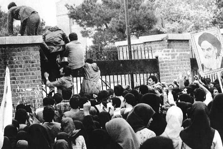 Mahasiwa Iran mengepung dan kemudian menduduki kedutaan besar AS di Teheran pada 4 November 1979 yang kemudian berujung penyanderaan 52 warga AS selama 444 hari.