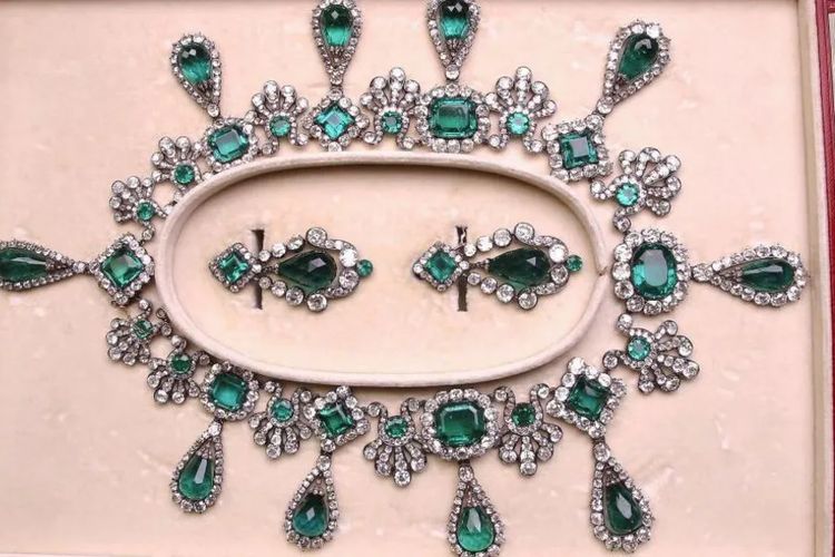 Kalung zamrud dan set anting milik Permaisuri Marie Louise, istri kedua Napoleon Bonaparte yang dicuri dari Museum Louvre