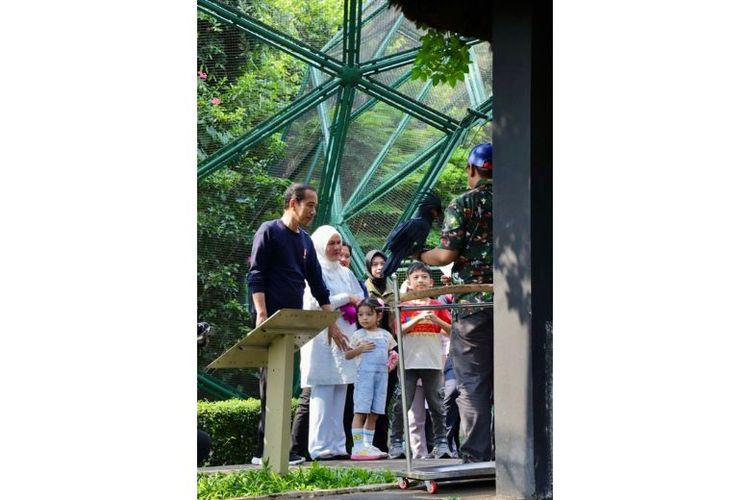 Presiden Joko Widodo (Jokowi) dan cucunya mengunjung wahana Taman Burung yang terdapat di TMII. 
