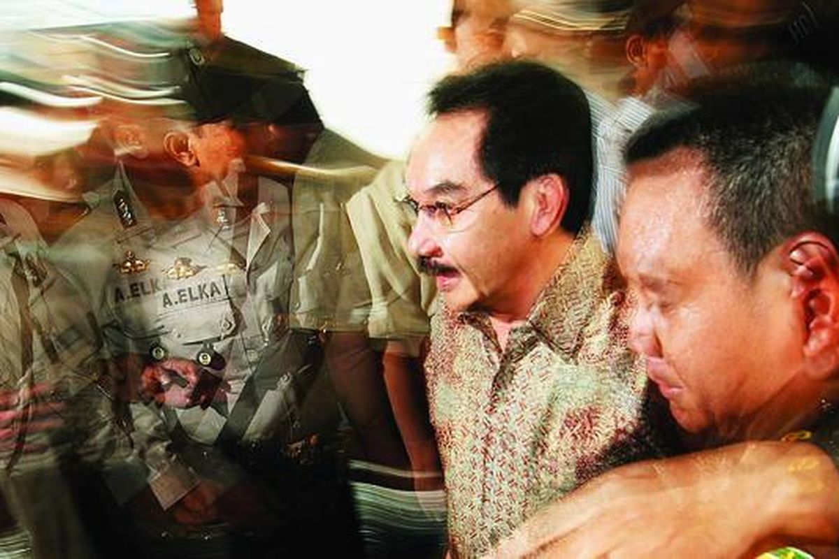 Antasari Azhar (tengah), satu dari empat tersangka pembunuhan Direktur PT Rajawali Putra Banjaran Nasrudin Zulkarnaen, saat tiba di Kantor Kejaksaan Negeri Jakarta Selatan, Selasa (25/8). Hari itu, berita acara pemeriksaan dan keempat tersangka, yaitu Antasari Azhar, Wiliardi Wizard, Sigid Haryo Wibisono, dan Jerry Hermawan Lo, dilimpahkan dari polisi ke pihak kejaksaan.