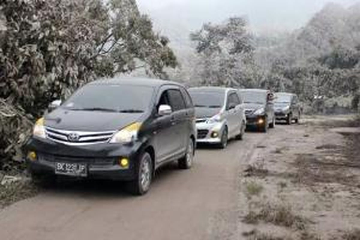 Rombongan kecil TACI memberi bantuan kepada penduduk di kaki Gunung Sinabung, Sumatera Utara.