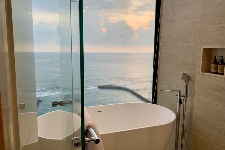 View dari kamar mandi lantai 10 hotel Movenpick Resort Carita yang resmi dibuka pada Minggu (17/5/2026). Ini adalah hotel Movenpick kelima di Indonesia, setelah hadir di Jakarta, Bali, Surabaya, dan Bintan