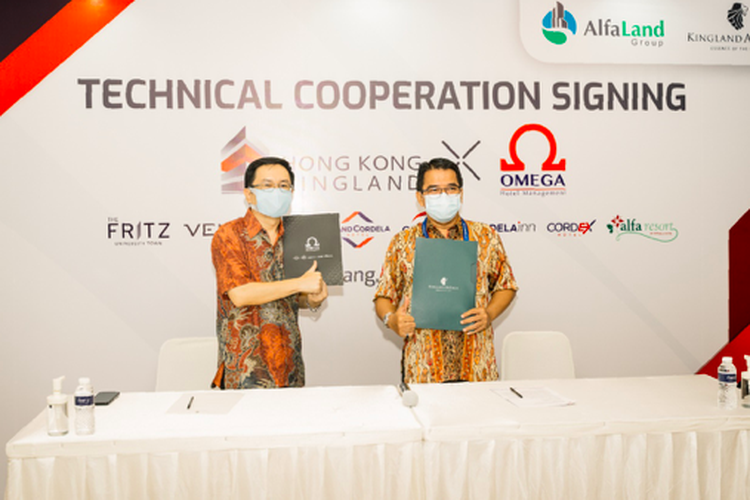 Andy Candra selaku Managing Director Kingland Avenue dan Aswin B Drajat selaku Operational Director Omega Hotel Management sewaktu penandatanganan Techinical Cooperation Signing antara PT Hong Kong Kingland dan Omega Hotel Management, Senin (21/06/2021).
