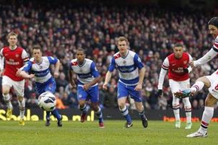 Gelandang Arsenal dari Spanyol, Mikel Arteta (kanan), mencetak gol keempat timnya dari titik putih ke gawang Reading dalam laga lanjutan Premier League di Stadion Emirates, London utara, Sabtu (30/3/2013). Arsenal akhirnya menang 4-1. 