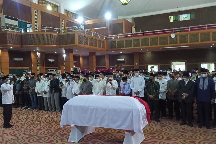 Moeldoko saat menyampaikan sepatah kata sebelum jenazah almarhum Ketua Dewan Pers Azyumardi Azra dishalatkan pada Selasa (20/9/2022) pagi di Auditorium Harun Nasution Kampus UIN Syarif Hidayatullah, Ciputat, Tangerang Selatan. 