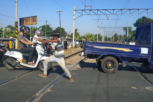 Ini Kiat Kopral Jaga Perlintasan Kereta di Bekasi Selain Pakai Jurus Silat