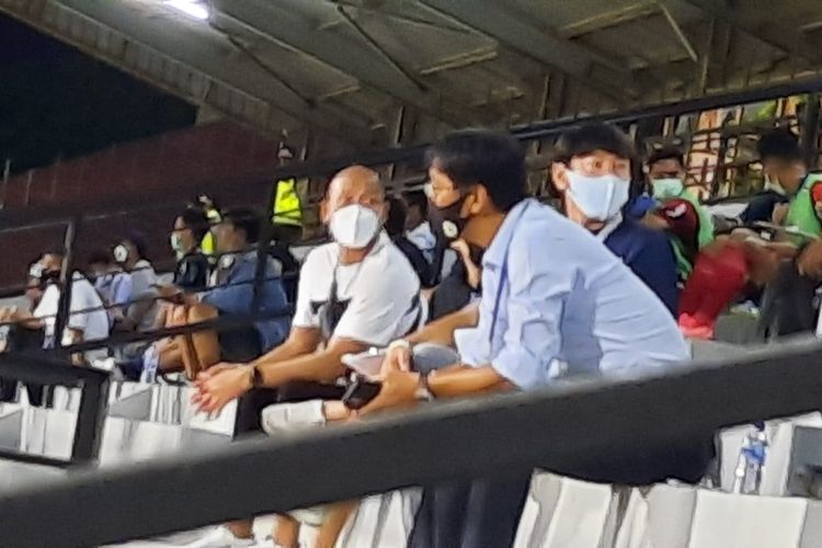 Pelatih timnas Indonesia, Shin Tae-yong, kala menyaksikan langsung dan memantau pemain-pemain muda dalam laga Liga 1 antara Persib vs Bali United di Stadion Ngurah Rai, 13 Januari 2022.