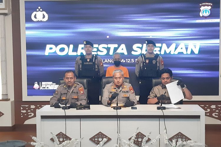 PENGANIAYAAN: Kapolresta Sleman Kombes Pol Edy Setyanto Erning Wibowo saat jumpa pers terkait kasus kekerasan yang dilakukan oleh A (48) warga Kapanewon Gamping, Kabupaten Sleman terhadap ibu kandung hingga meninggal dunia, Kamis (30/1/2025).