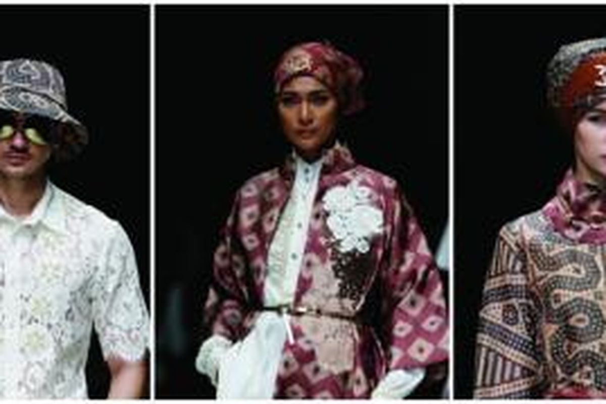 Koleksi busana rancangan Itang Yunasz bertajuk Kalimantan Collection ditampilkan dalam Jakarta Fashion Week 2016, Minggu (25/10/2015).