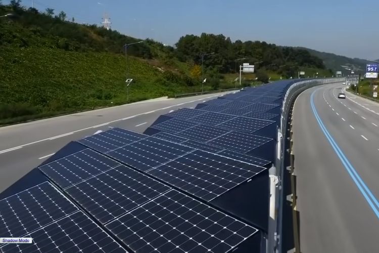 Solar panel di tengah jalan raya Korea Selatan