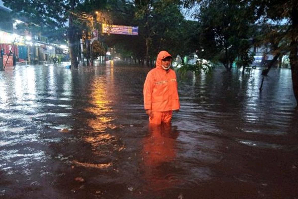 Seorang warga saat berada di kawasan banjir daerah Rawa Lumbu, Kota Bekasi, Selasa (4/10/2022). Diketahui banjir itu terjadi akibat hujan deras yang terus mengguyur wilayah Jabodetabek termasuk Bekasi sejak Selasa sore.