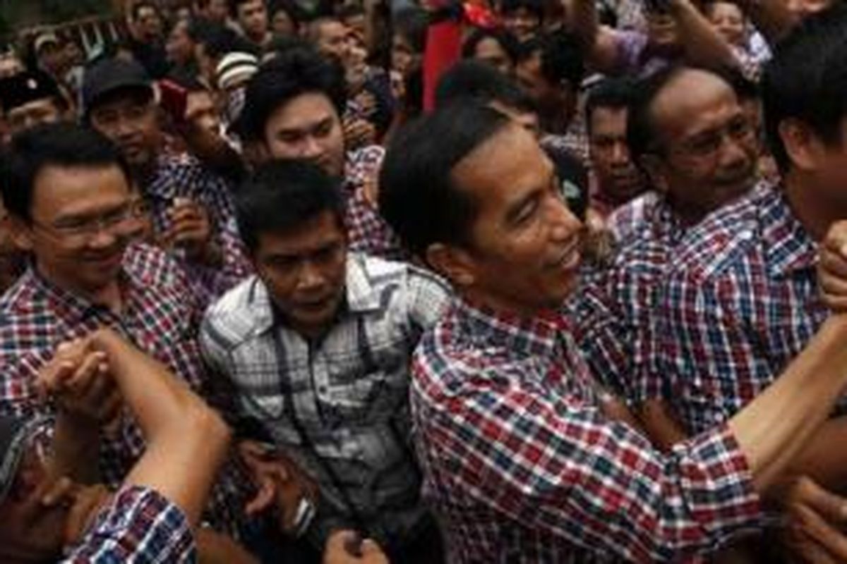 Saat pasangan Calon Gubernur (Cagub) DKI Jakarta, Joko Widodo dan Basuki T Purnama menggelar acara halal-bihalal di Sekretariat Tim Kampanye di kawasan Menteng, Jakarta Pusat, Sabtu (25/8/2012), massa yang berdatangan hampir semuanya mengenakan baju kotak-kotak. 