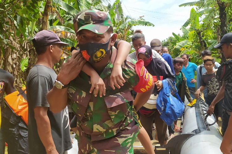 Anggota TNI mengevakuasi warga terdampak banjir Grumbul Bonjok, Desa Sokawera, Kecamatan Somagede ke Desa Kedunguter, Kecamatan Banyumas, Kabupaten Banyumas, Jawa Tengah, Kamis (3/12/2020).