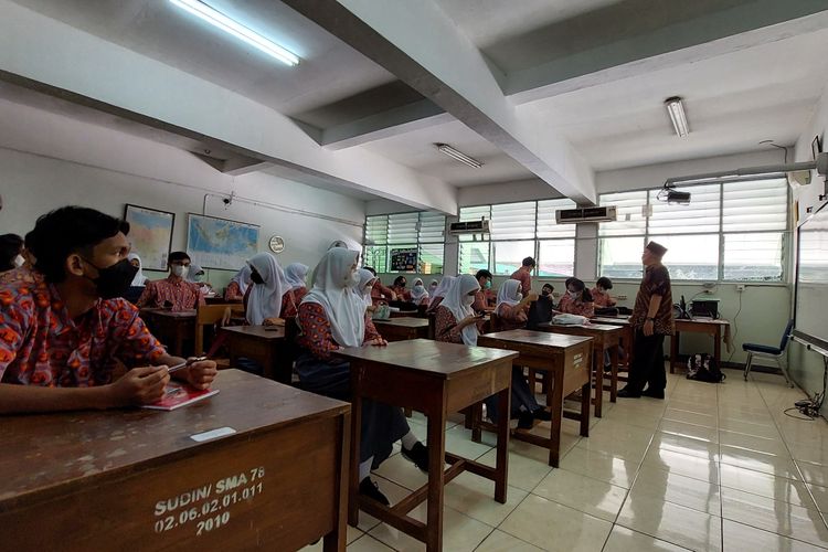 Siswa dan siswi SMA 78 Jakarta mengikuti kegiatan pembelajaran tatap muka dengan kapasitas 100 persen.
