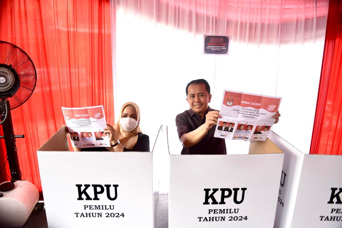 Penjabat (Pj) Gubernur Sumatera Selatan (Sumsel) Agus Fatoni didampingi Pj Ketua Tim Penggerak Pemberdayaan dan Kesejahteraan Keluarga (TP PKK) Tyas Fatoni menggunakan hak suaranya di TPS 35 di Jalan Lingkar Istana RT 52, RW 11 Kelurahan Demang Lebar Daun, Kecamatan Ilir Barat 1 Palembang, Rabu (14/2/2024).

