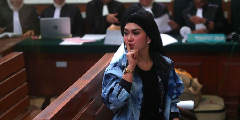 Syahrini Pakai Baju Rancangan Bos First Travel Saat Syuting Video Klip Syahrini Pakai Baju Rancangan Bos First Travel Saat Syuting Video Klip