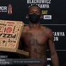 Hasil Timbang Badan UFC 259, Israel Adesanya Bawa Boks Pizza