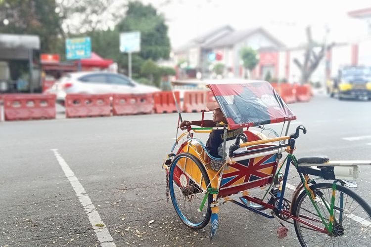 Seorang pengayuh becak menanti penumpang di kawasan Alun-Alun Rangkasbitung.