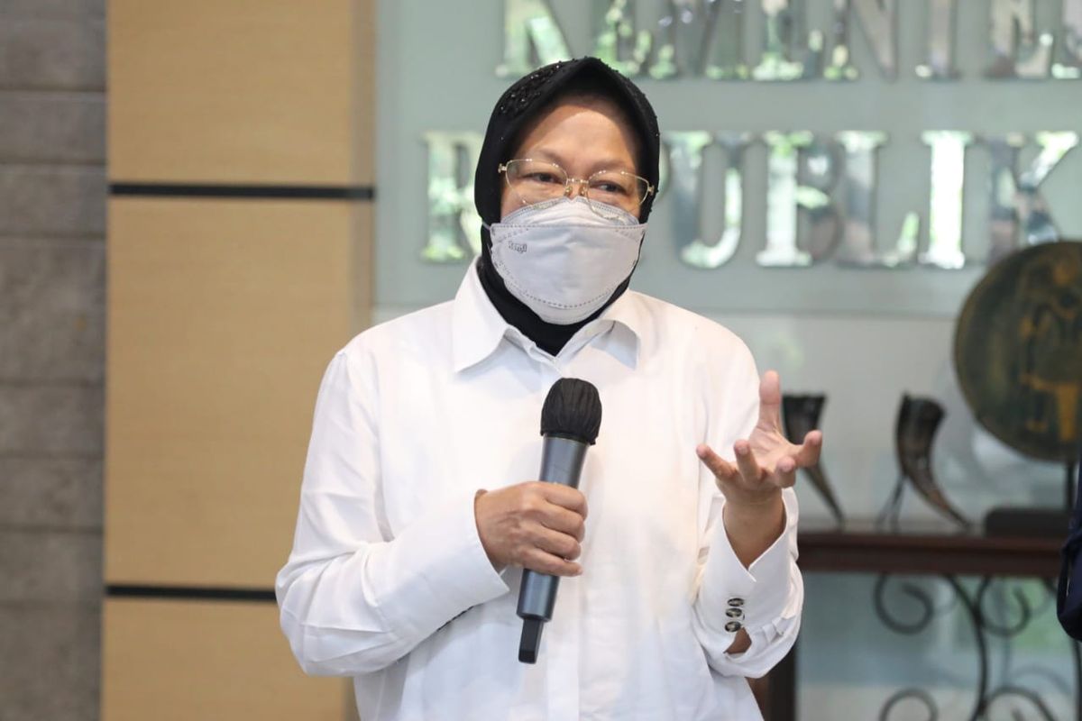 Menteri Sosial (Mensos) Tri Rismaharini saat menghadiri sidak di Kementerian Sosial (Kemensos), Salemba, Jakarta, Selasa (18/5/2021).

