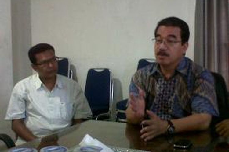 Galon wakil gubernur Maluku, Hendrik Lewerissa saat memberikan keterangan pers di Ambon, Sabtu (17/8/2013), terkait aksi intimidasi dan teror yang dialaminya di Kabupaten Seram Bagian Timur (SBT).