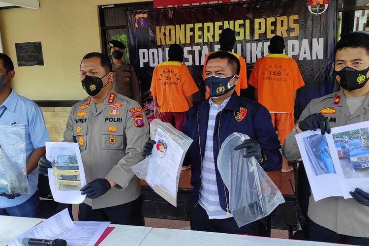 Polisi mengamankan tersangka penyelewengan solar subsidi untuk nelayan di Balikpapan, Kalimantan Timur, Kamis (21/4/2022).