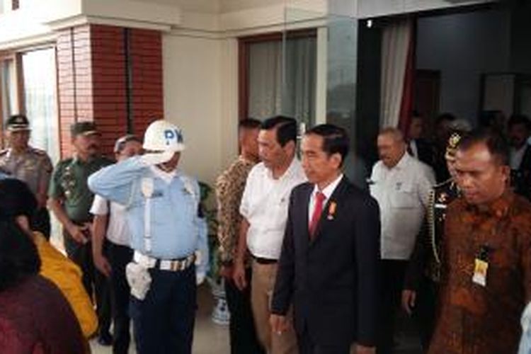 Presiden Joko Widodo didampingi Ibu Negara Iriana dan sejumlah menteri di Bandara Sultan Mahmud Badaruddin II Palembang, Sumatera Selatan, Kamis (29/10/2015).