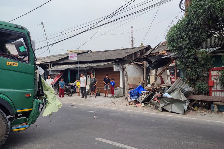 Kondisi truck kontainer yang menabrak rumah, hal tersebut diduga akibat rem blong, tidak ada korban jiwa dalam kejadian tersebut. 