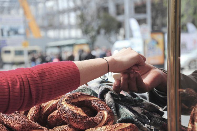 Ilustrasi seseorang membeli roti bagel di kedai roti, Turki. 