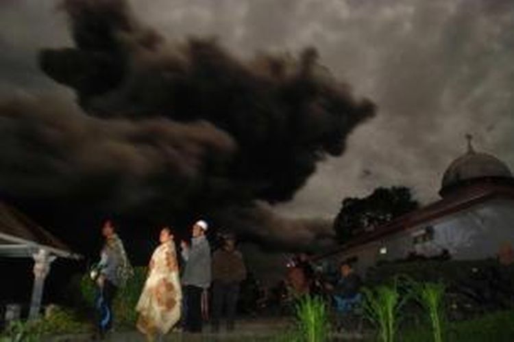 Warga berkumpul saat terjadinya letusan Gunung Sinabung di Karo, Sumatera Utara, 7 Oktober 2014. Aktivitas Gunung Sinabung sepekan terakhir masih mengalami peningkatan.