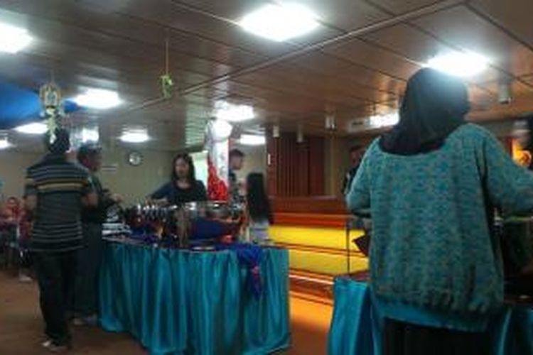 Para pegawai restoran KM Binaiya milik PT Pelni sedang berjaga saat perjalanan 