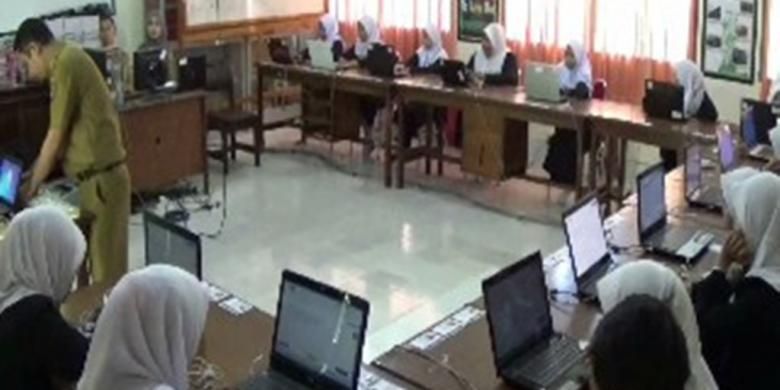 Jaringan internet di SMK Negeri 1 Pinrang, Kabupaten Pinrang, Sulawesi Selatan, mengalami gangguan sehingga siswa terpaksa menggunakan modem secara beramai-ramai.