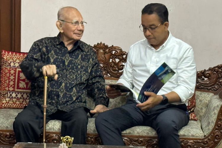 Capres nomor urut 1 Anies Baswedan (kanan) bertemu ekonom senior Emil Salim (kiri) di kediamannya, Jalan Patra Kuningan, Jakarta Selatan pada Minggu (28/1/2024).